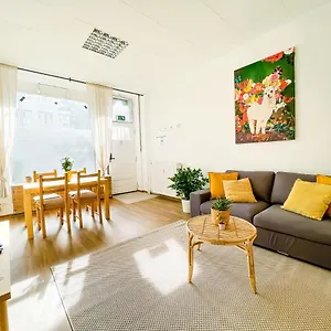 3-br-6stations-to-alex-self-checkin-street-parking.find-berlin-hotels.com/